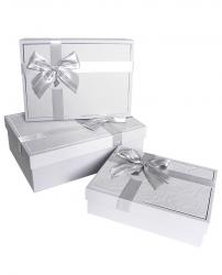 Набор из трёх прямоугольных подарочных коробок жемчужно-серого цвета с бантом из атласной ленты, отделка софт-тач бумагой, размер 29*21*9,5 см.